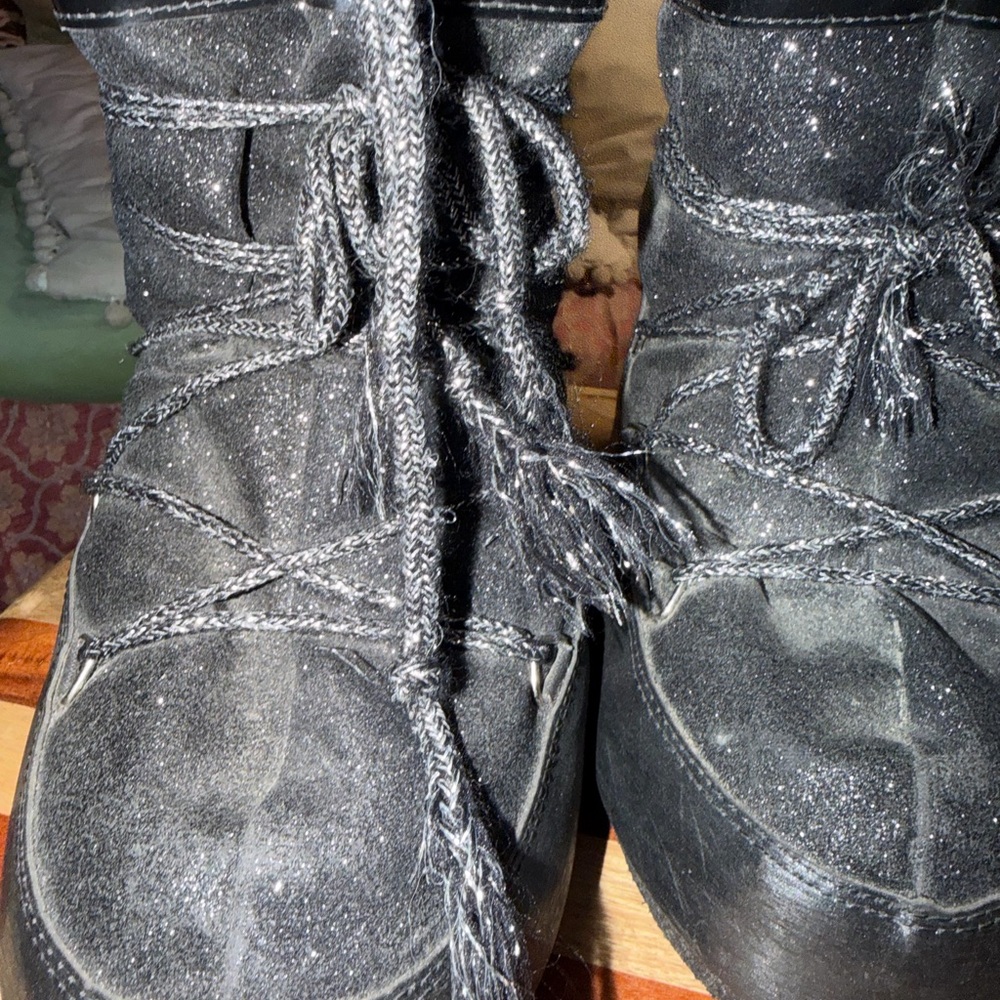Sparkly black moon boots fit between size women’s 4.5-7 - Picture 5 of 9